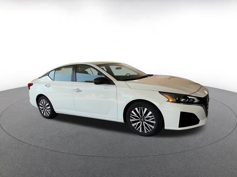 Used 2025 Nissan Altima 2.5 SV FWD image 2