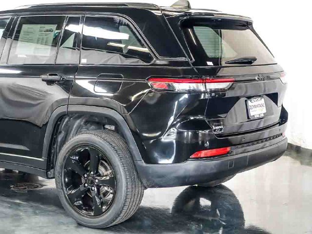 Used 2023 Jeep Grand Cherokee Altitude AWD/4WD image 10