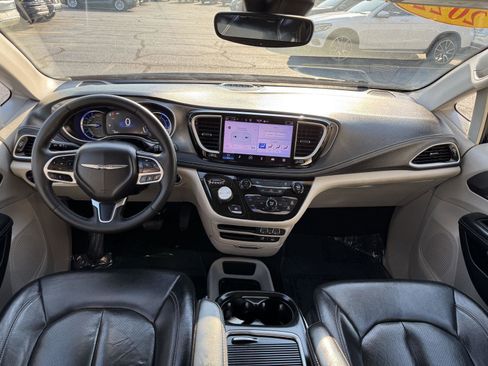 Used 2022 Chrysler Pacifica Touring-L image 35