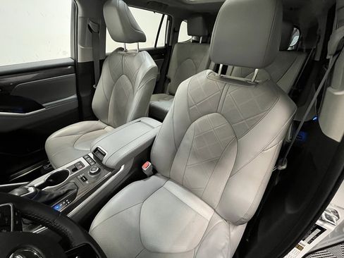 Used 2022 Toyota Highlander Platinum image 11