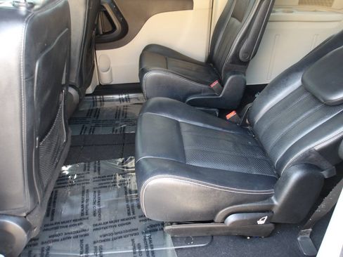 Used 2014 Chrysler Town & Country Touring-L w/ Driver Convenience Group FWD image 23