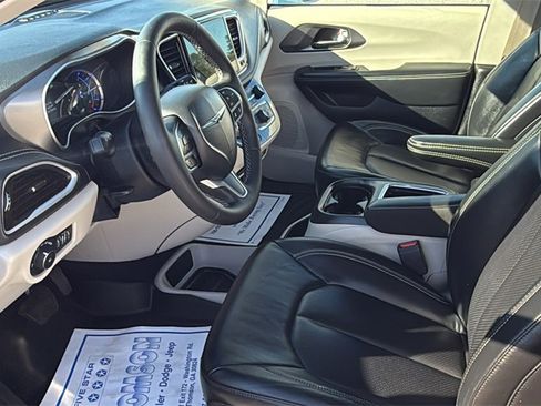 Used 2022 Chrysler Pacifica Touring-L image 27