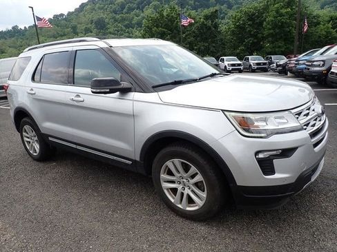 Used 2018 Ford Explorer XLT w/ Equipment Group 202A AWD/4WD image 8