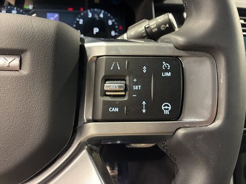 Certified 2024 Land Rover Discovery Dynamic SE image 17