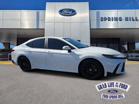 Used 2025 Toyota Camry SE w/ Convenience Package image 1