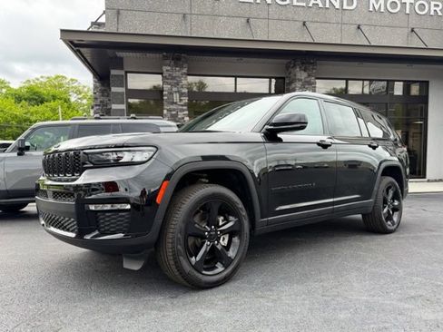 Used 2025 Jeep Grand Cherokee L Limited w/ Black Appearance Package AWD/4WD image 4