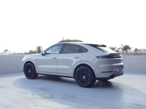 Certified 2025 Porsche Cayenne Turbo w/ Technology Package AWD/4WD image 3