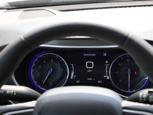 Used 2023 Chrysler Pacifica Touring-L FWD image 21