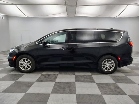 Used 2025 Chrysler Pacifica Select FWD image 5
