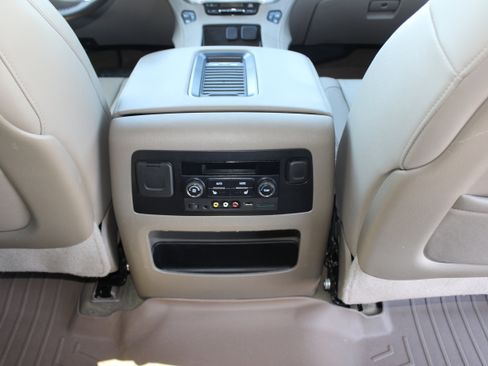 Used 2016 GMC Yukon XL SLT w/ Open Road Package AWD/4WD image 6