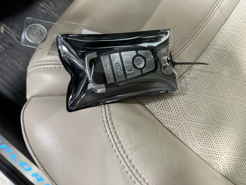 Used 2020 Ford Explorer Platinum w/ Premium Technology Package image 37