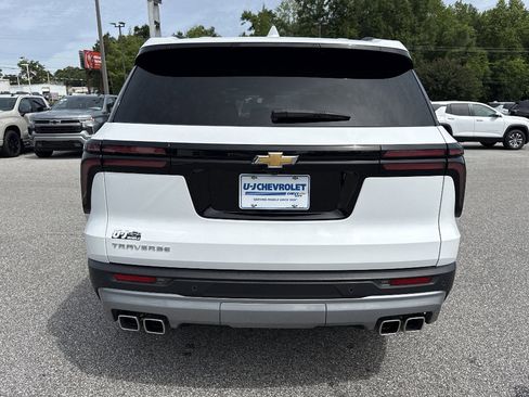 Used 2025 Chevrolet Traverse LT FWD image 4