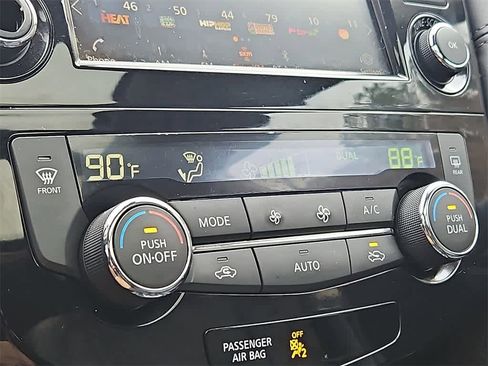 Used 2020 Nissan Rogue SL w/ Premium Package image 13