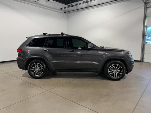 Used 2018 Jeep Grand Cherokee Trailhawk image 2