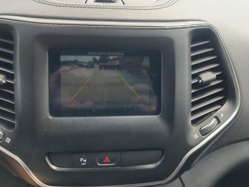 Used 2019 Jeep Cherokee Latitude Plus w/ Cold Weather Group AWD/4WD image 15
