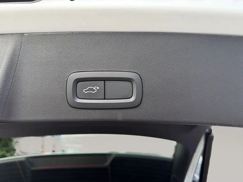 Used 2021 Volvo XC40 T4 Momentum FWD image 36