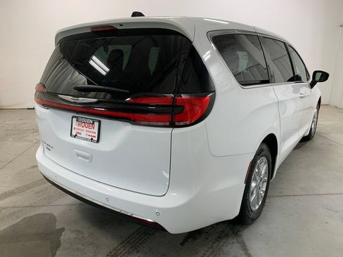 Used 2024 Chrysler Pacifica Touring-L FWD image 9
