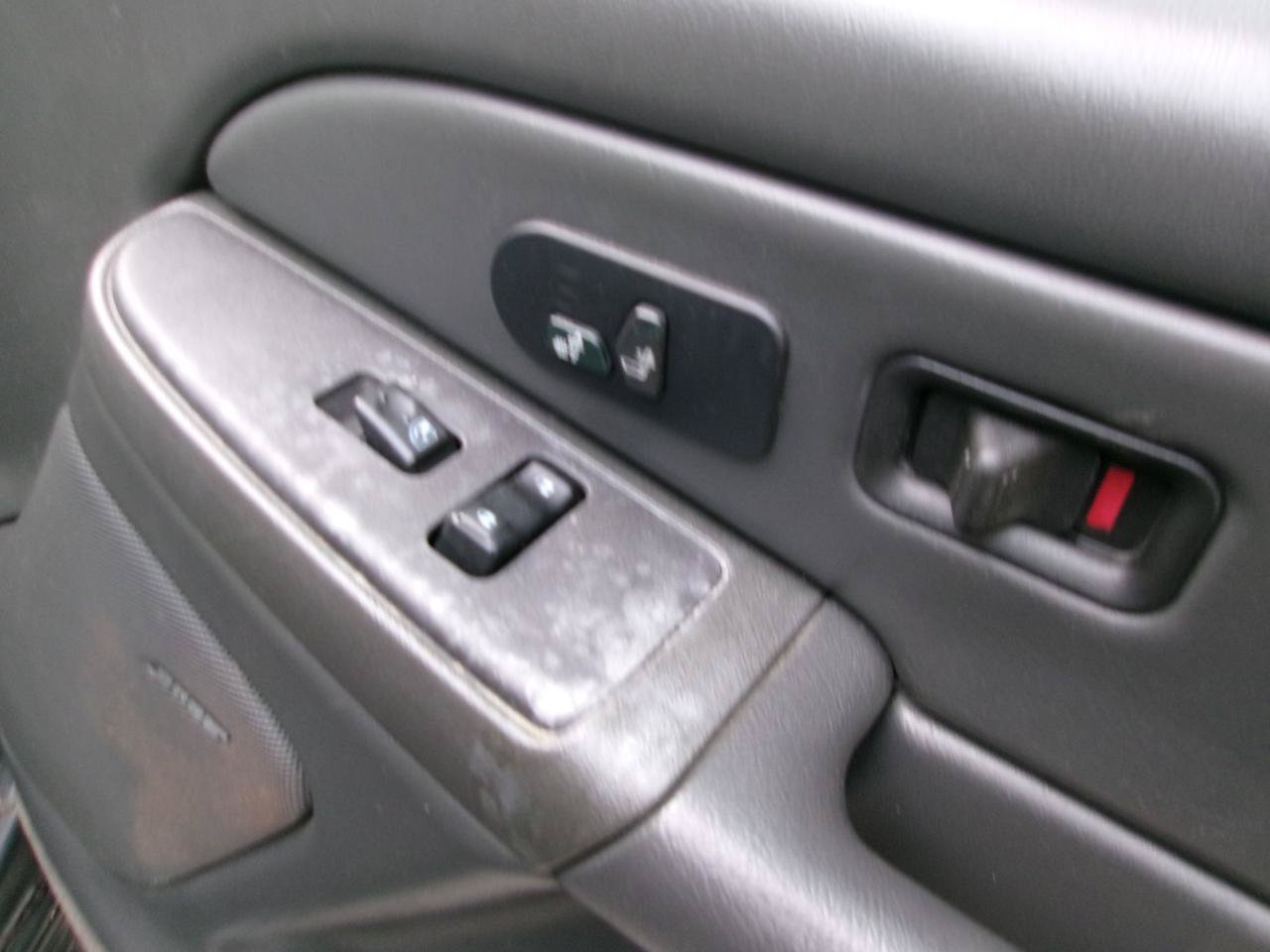 Used 2004 Chevrolet Avalanche Z71 w/ Sun And Sound Package AWD/4WD image 6