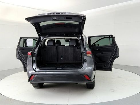 Used 2023 Toyota Highlander XLE AWD/4WD image 11