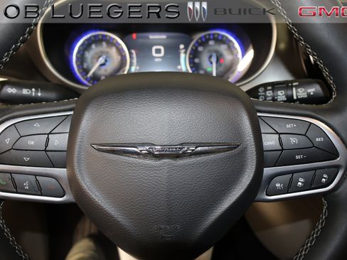 Used 2023 Chrysler Pacifica Touring-L FWD image 23