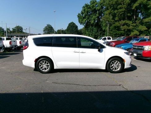 Used 2025 Chrysler Pacifica Select FWD image 5