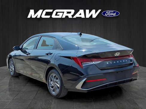 Used 2025 Hyundai Elantra Hybrid FWD image 6