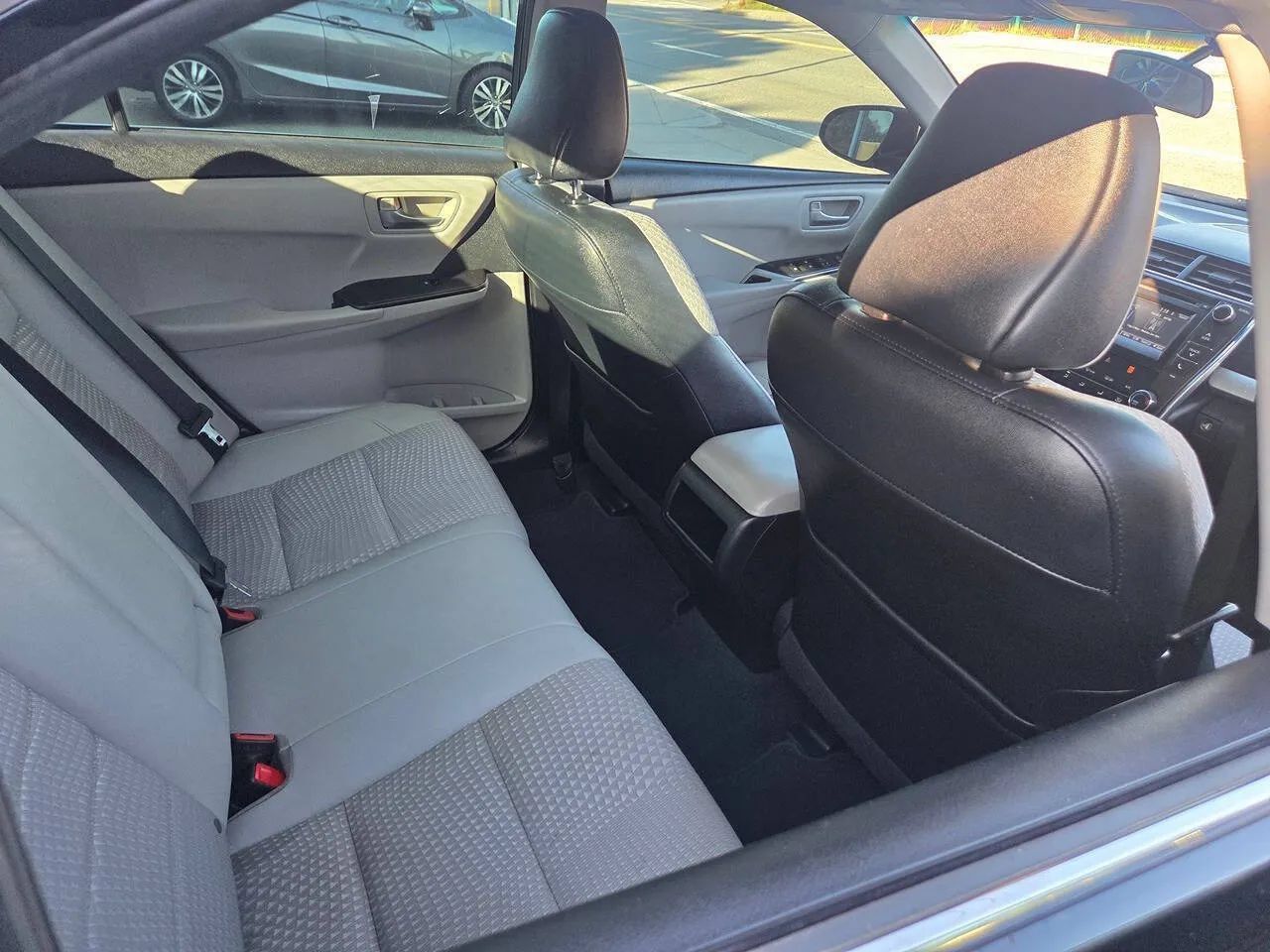 Used 2015 Toyota Camry SE FWD image 8