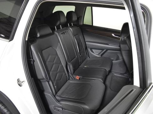 Used 2025 Volkswagen Atlas SE FWD image 30
