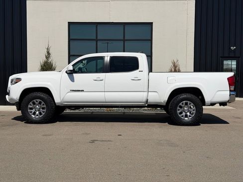 Used 2017 Toyota Tacoma SR5 w/ Tow Package image 2