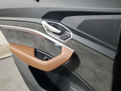 Used 2019 Audi e-tron Prestige w/ Prestige Package image 16