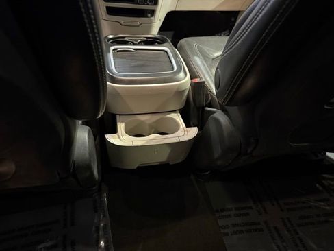 Used 2022 Chrysler Pacifica Touring-L w/ Uconnect Theater Family Group FWD image 28