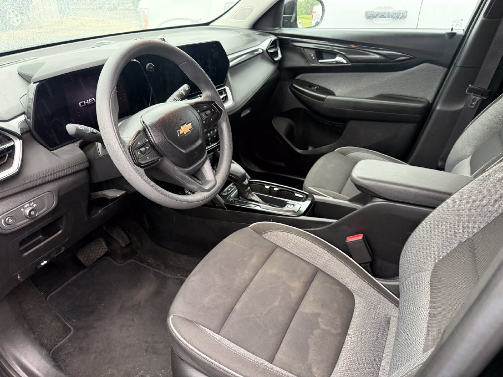 Used 2024 Chevrolet TrailBlazer LT w/ Driver Confidence Package FWD image 3