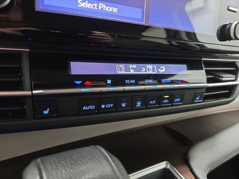 Used 2024 Toyota Sienna XLE FWD image 19