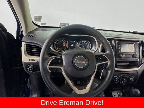 Used 2018 Jeep Cherokee Latitude FWD image 11