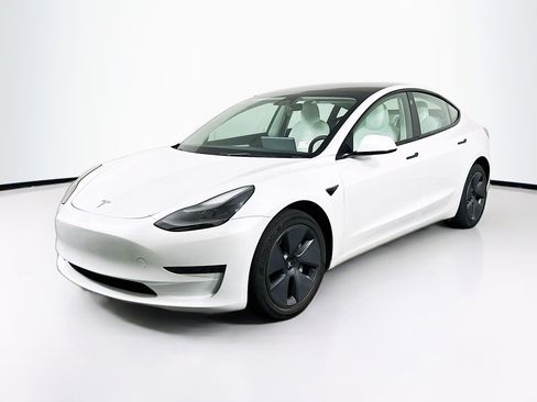 Used 2023 Tesla Model 3 Standard Range image 3