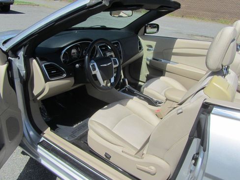 Used 2011 Chrysler 200 Touring FWD image 20