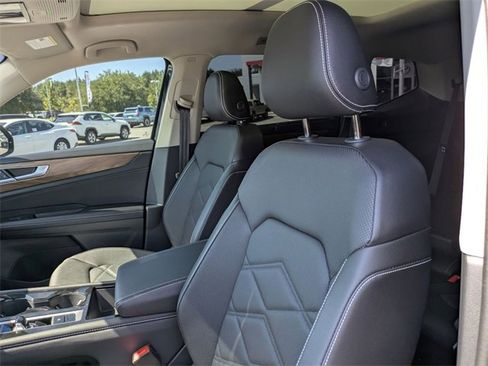 Used 2024 Volkswagen Atlas SE w/ Panoramic Sunroof Package image 14