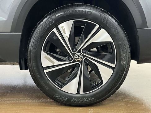 Used 2025 Volkswagen Taos SE AWD/4WD image 14