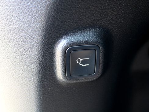 Used 2020 Jeep Cherokee Limited image 46