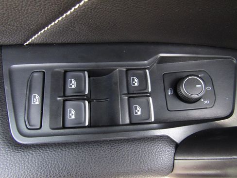 Used 2022 Volkswagen Tiguan SE AWD/4WD image 12