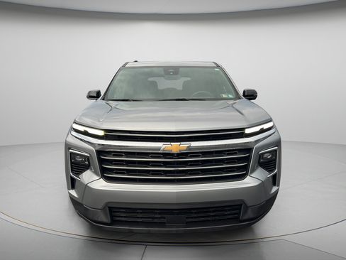 Used 2025 Chevrolet Traverse LT w/ Driver Confidence Package AWD/4WD image 2