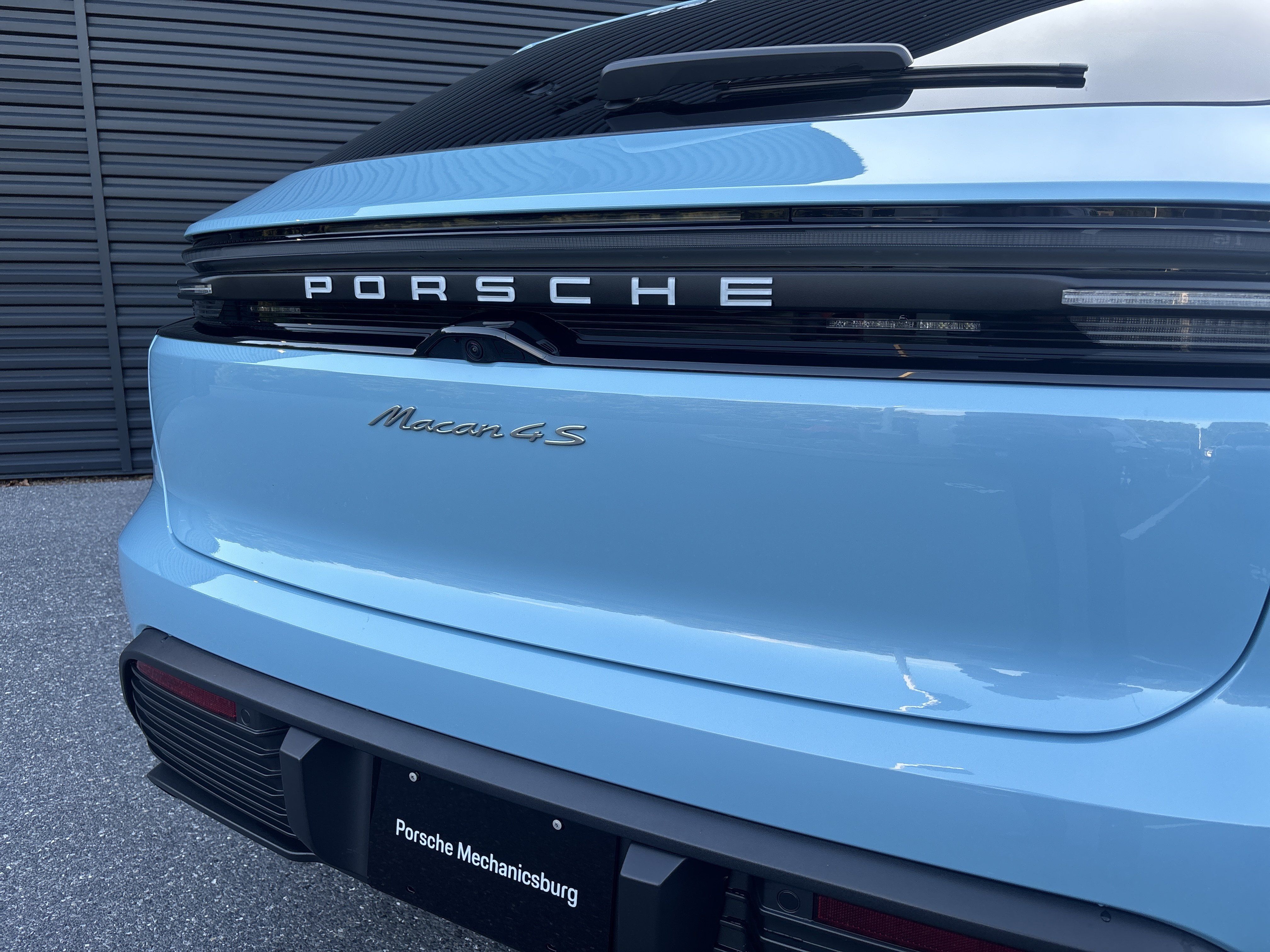 Certified 2025 Porsche Macan 4S Electric AWD/4WD image 29