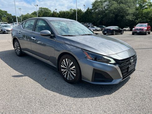Used 2024 Nissan Altima 2.5 SV w/ SV Premium Package FWD image 2