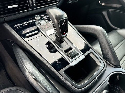 Used 2022 Porsche Cayenne Platinum Edition image 17