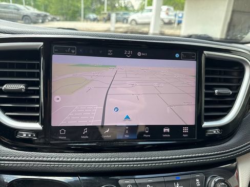 Used 2024 Chrysler Pacifica Limited FWD image 19