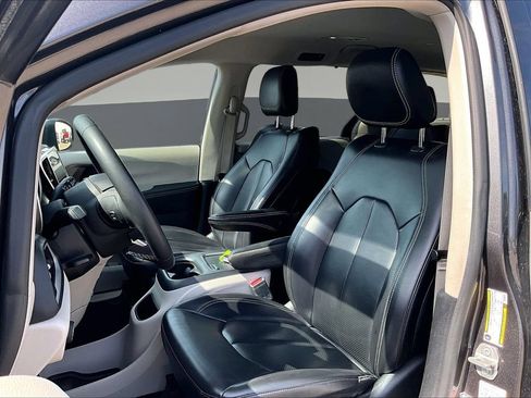 Used 2023 Chrysler Pacifica Touring-L FWD image 24