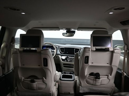 Used 2020 Chrysler Pacifica Limited w/ Advanced Safetytec Group image 59