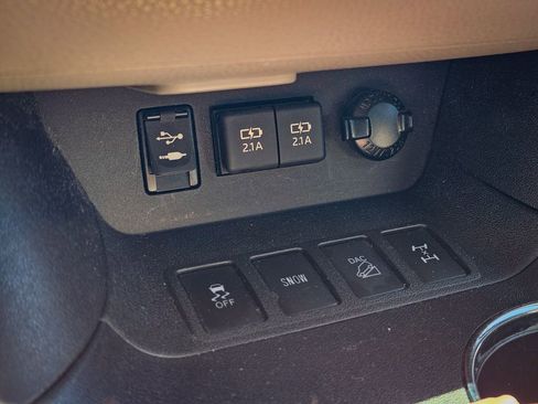 Used 2019 Toyota Highlander XLE AWD/4WD image 27