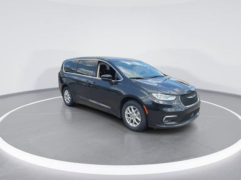 Used 2023 Chrysler Pacifica Touring-L FWD image 2