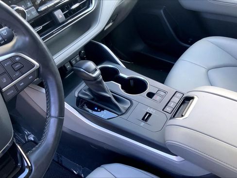Used 2021 Toyota Highlander XLE FWD image 16